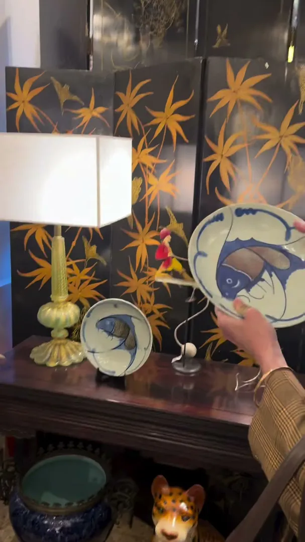 Nati eligiendo piezas en un anticuario